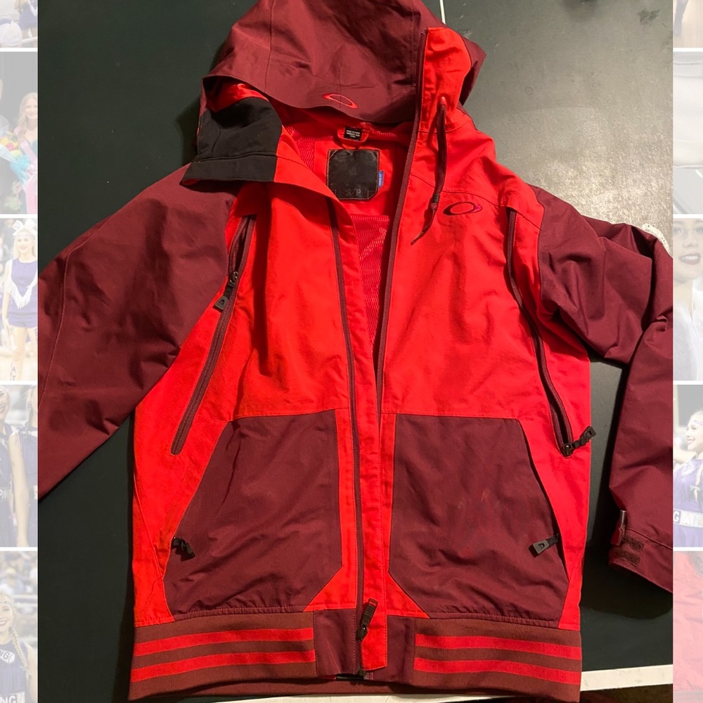 Red/maroon Oakley ski jacket. Size small.